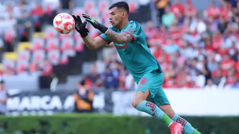 Toluca renueva a Luis García, portero que le dio la undécima estrella