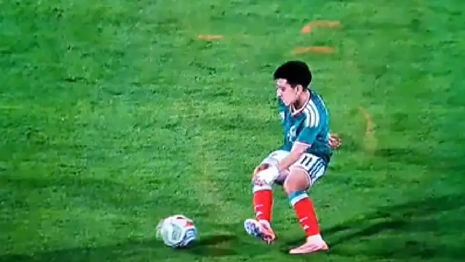 ¡Temeraria! Gilberto Mora recibe tremenda entrada en el México vs Uruguay