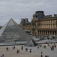 ¡Como de película! Roban joyas del Museo del Louvre, en París en 7 minutos