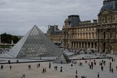 ¡Como de película! Roban joyas del Museo del Louvre, en París en 7 minutos