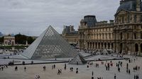 ¡Como de película! Roban joyas del Museo del Louvre, en París en 7 minutos