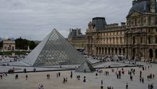 ¡Como de película! Roban joyas del Museo del Louvre, en París en 7 minutos