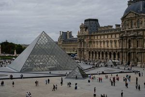 ¡Como de película! Roban joyas del Museo del Louvre, en París en 7 minutos
