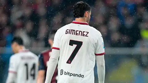 Milan aclara situación de Santiago Giménez en medio de versiones en Italia