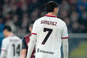 Milan aclara situación de Santiago Giménez en medio de versiones en Italia