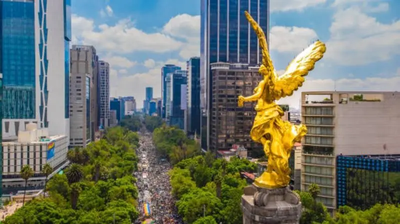 Paseo de la Reforma será el escenario donde se intentará crear la ola más grande del planeta. / iStock