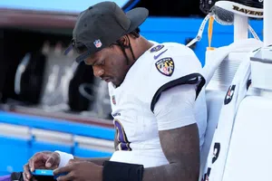 Lamar Jackson regresa a los entrenamientos y apunta a jugar en la Semana 8 con los Ravens