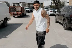 Alexis Vega presume su costoso outfit mientras se recupera de lesión