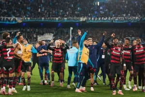 Flamengo sobrevive con uno menos ante Racing y clasifica a Final de Copa Libertadores