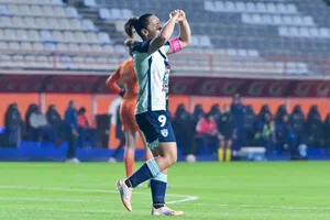 Pachuca vence a Chivas con una jugadora menos en un duelo de récords rotos