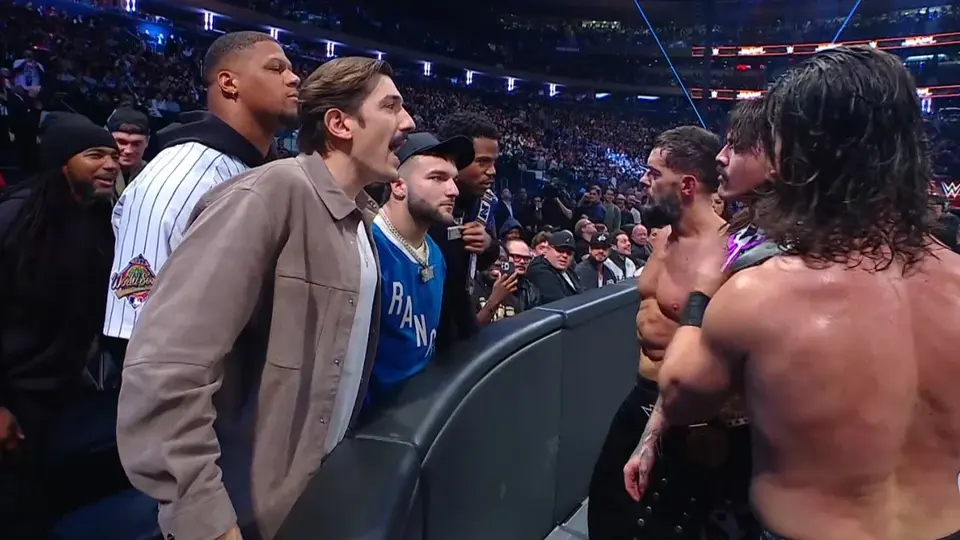 Dominik Mysterio se confrontó con Cam Skattebo de los Giants de la NFL