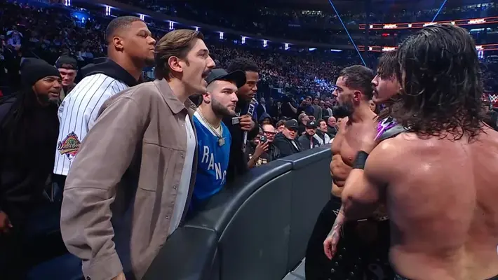 Dominik Mysterio se confrontó con Cam Skattebo de los Giants de la NFL