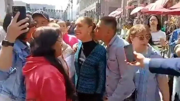 Presidenta Claudia Sheinbaum sufre acoso mientras caminaba por el Centro Histórico