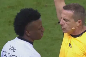 ¡Por fin se le hizo! Cristóbal Soria expulsa a 'Vinicuis Jr.' de partido