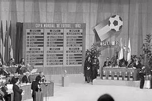 El sorteo más caótico en la historia de los Mundiales: así falló España 82 en vivo