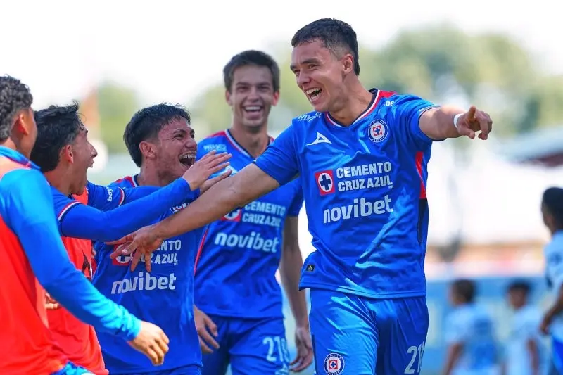 Jugadores de la categoría Sub-21 de Cruz Azul festejan un gol | IMAGO 7