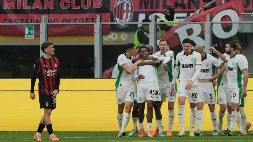 Con Santiago Giménez todavía lesionado, AC Milan dejó ir el triunfo ante Sassuolo
