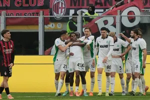 Con Santiago Giménez todavía lesionado, AC Milan dejó ir el triunfo ante Sassuolo