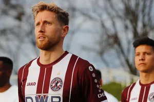 Futbolista alemán, exjugador de Stuttgart y Schalke, falleció tras caer desde 70 metros de altura