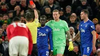 Idrissa Gana Gueye fue expulsado ante Manchester United por agredir… ¡a su propio compañero!