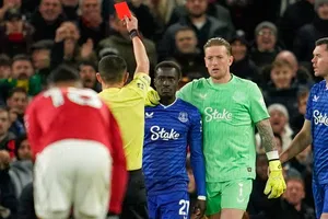 Idrissa Gana Gueye fue expulsado ante Manchester United por agredir… ¡a su propio compañero!