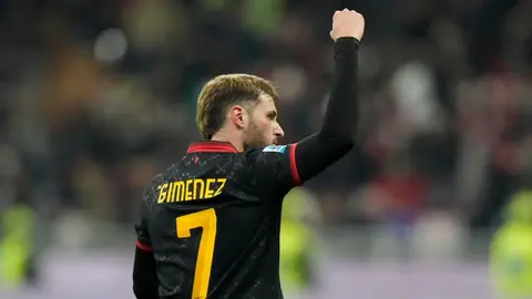 ¿Adiós al Mundial? Santiago Giménez se operará el tobillo y el Milan llevará a un nuevo delantero