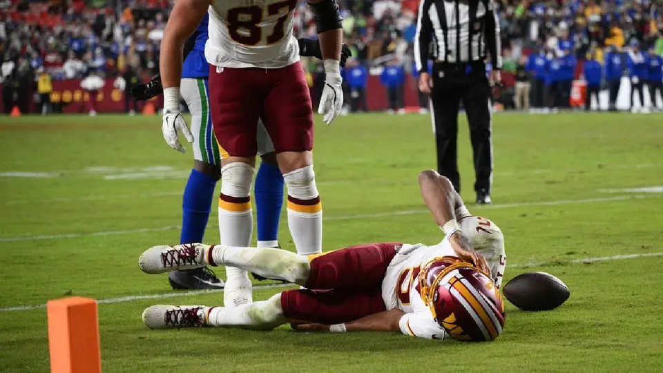 ¿Se pierde toda la temporada? Jayden Daniels sufre aparatosa lesión ante Seattle