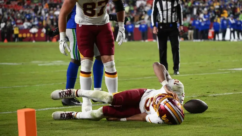 ¿Se pierde toda la temporada? Jayden Daniels sufre aparatosa lesión ante Seattle