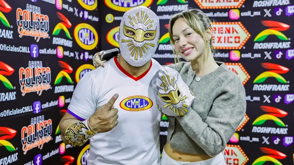 Ester Expósito visita la Arena México y recibe una máscara de Místico
