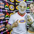 Ester Expósito visita la Arena México y recibe una máscara de Místico