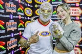 Ester Expósito visita la Arena México y recibe una máscara de Místico