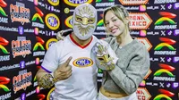 Ester Expósito visita la Arena México y recibe una máscara de Místico