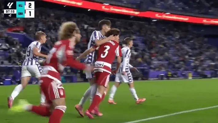 El beso de Iván Alejo que desató una expulsión y polémica en el Valladolid vs Granada