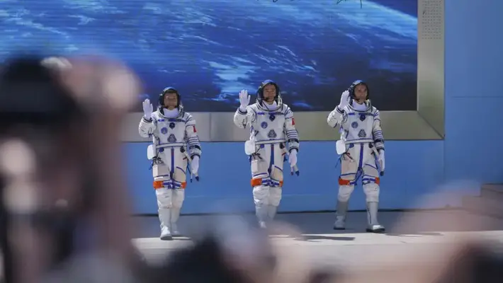 Astronautas chinos varados en el espacio: Sin fecha de regreso tras chocar su nave