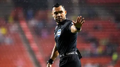 Gato Ortiz se titula como licenciado en psicología