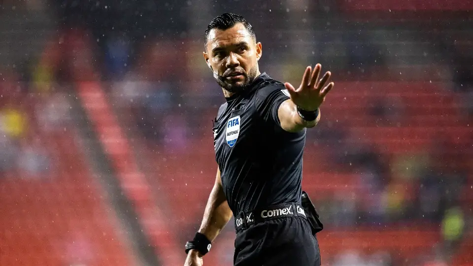 Gato Ortiz se titula como licenciado en psicología