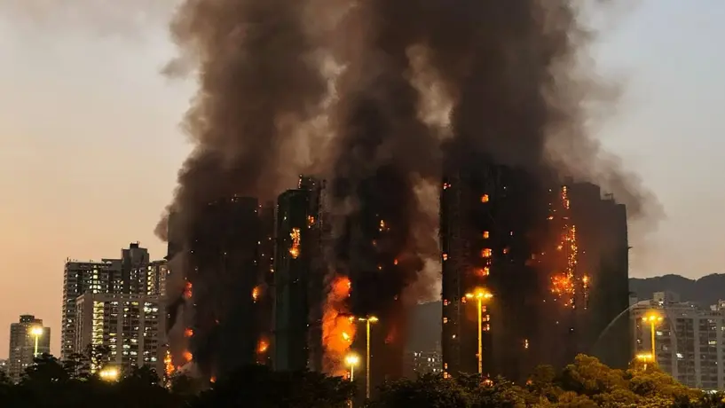 VIDEOS: ¡Tragedia en Hong Kong! Van 14 muertos y decenas de atrapados por incendio en edificios