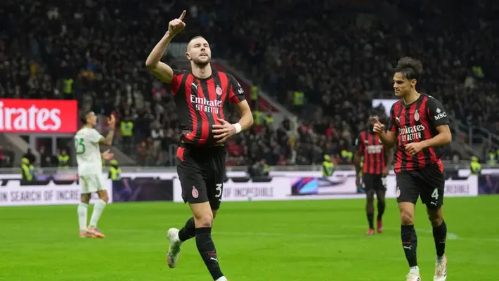 Sin Santiago Giménez, AC Milan venció a AS Roma en la Serie A