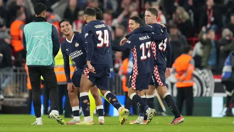 PSV firma una goleada histórica en Anfield ante un Liverpool en crisis