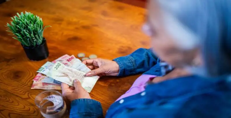 Los depósitos de la Pensión IMSS 2026 se realizarán, en su mayoría, durante los primeros días hábiles de cada mes. / iStock