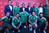 Estrellas y famosos conocen el nuevo jersey de México para el Mundial 2026