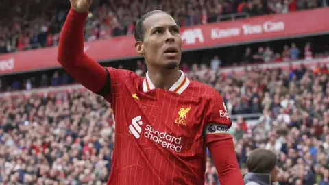 Van Dijk admite  crisis en Liverpool: "Defraudamos a Slot y a nosotros mismos"