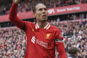 Van Dijk admite  crisis en Liverpool: "Defraudamos a Slot y a nosotros mismos"