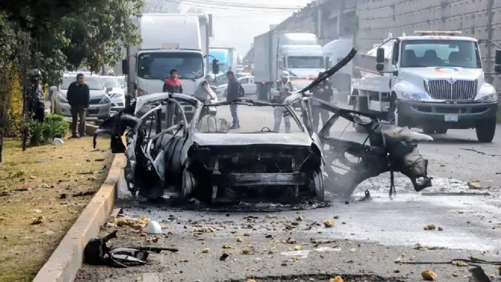 VIDEO: Taxi con pirotecnia explota en Lerma; fuerte incendio paraliza la México–Toluca