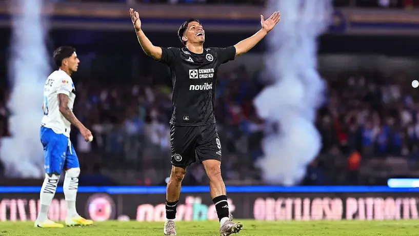 Larcamón apuesta por un once de gala ante Chivas para pegar primero en Guadalajara