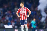 Histórico exjugador de Chivas defiende a Chicharito Hernández tras penal fallado