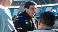 Entrenador en el futbol argentino se escondió para fumar en pleno partido