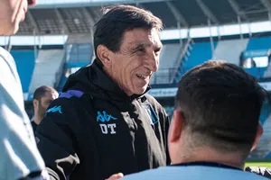 Entrenador en el futbol argentino se escondió para fumar en pleno partido
