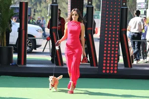 ¿Quién es Alexandra Saint Mleux, la novia de Charles Leclerc que rindió tributo a Frida Kahlo en el Gran Premio de México?