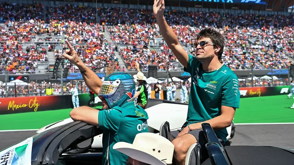 Fernando Alonso lució máscara que le regaló RÉCORD en desfile y causa sensación en GP de México